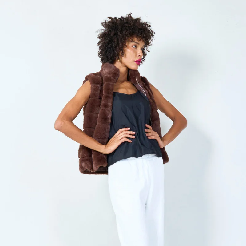 Sleeveless faux fur vest with zip closure wholesale